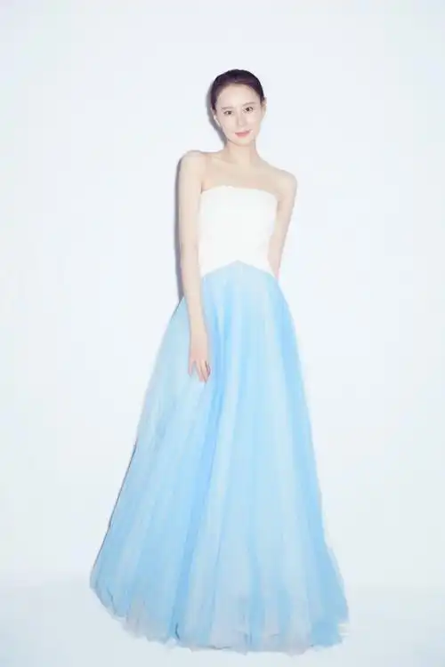 王乐君抹胸纱裙秀锁骨杀变身形象大使共赴电影盛事