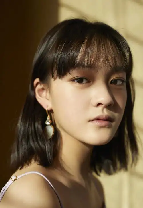 > 演员文淇紫色吊带裙性感活动照图片(4/4)