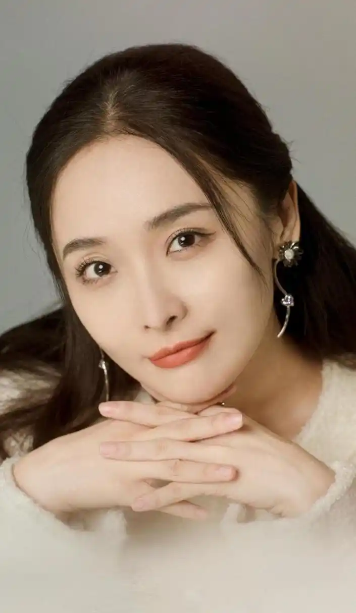 极品美女李曼,她在《满城尽带黄金甲》中的造型让人印象深刻[鲜花]