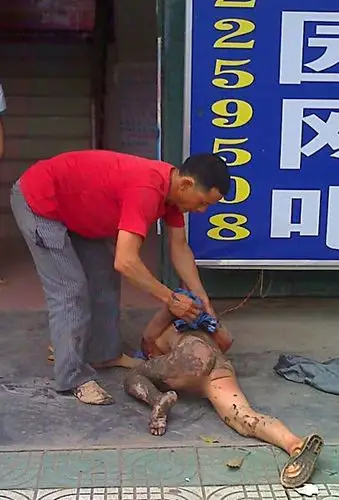 baby新闻 > 正文  近日,在河池某网站论坛上一组题为"虐待儿童"的照片