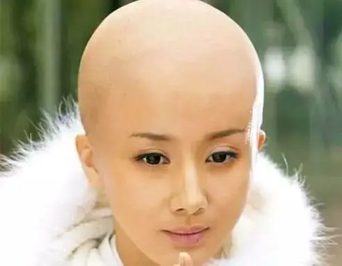 同样,范冰冰在电视剧《武媚娘传奇》中也曾剃光头出家修行,饰演同一个