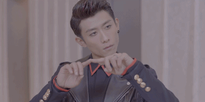 张一山很花心思的设计了一些动作,其中就有张一山的花式比心