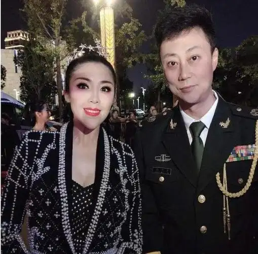 这位前妻曾经是耿为华的狂热粉丝,为了追到他,她可是倒追了整整两年呢