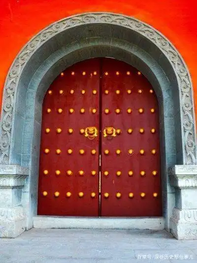 古代城门的设计真奇怪!为何不从里面拉开,却是向外推开呢?