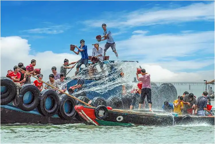 海上泼水节(石狮)作者:野拍专辑上传时间:2021/6/9 21:35:25     访问