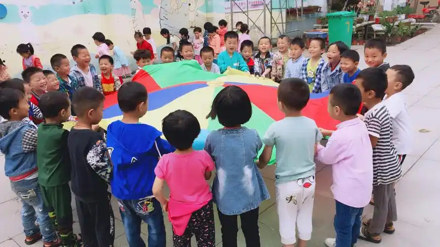 我们一起快乐的做游戏,留住他们开心快乐的时刻.