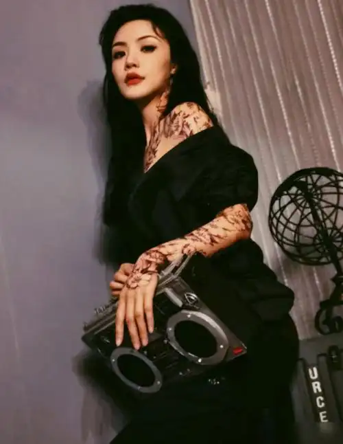 论美貌毒菩萨也是排得上名的赵茜的美腿很是迷人颜值在线