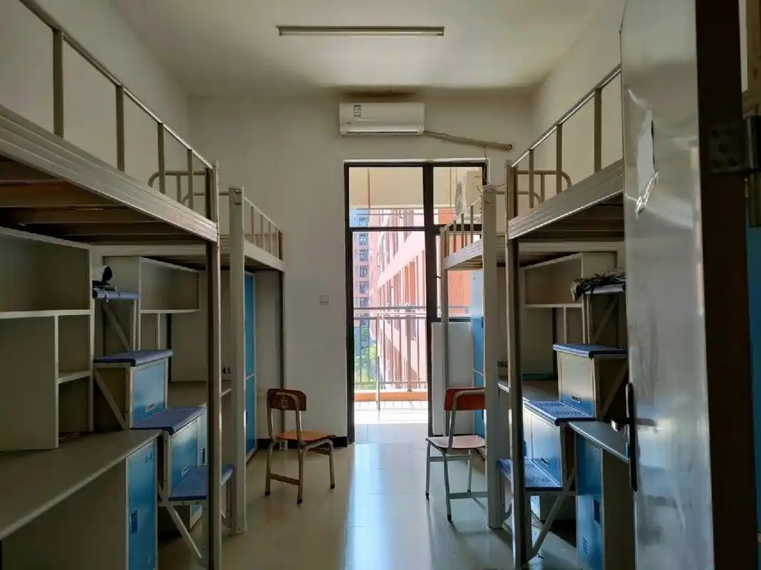 宿舍:清远校区基本上都是四人寝,以上图片都是二期宿舍实拍噢!
