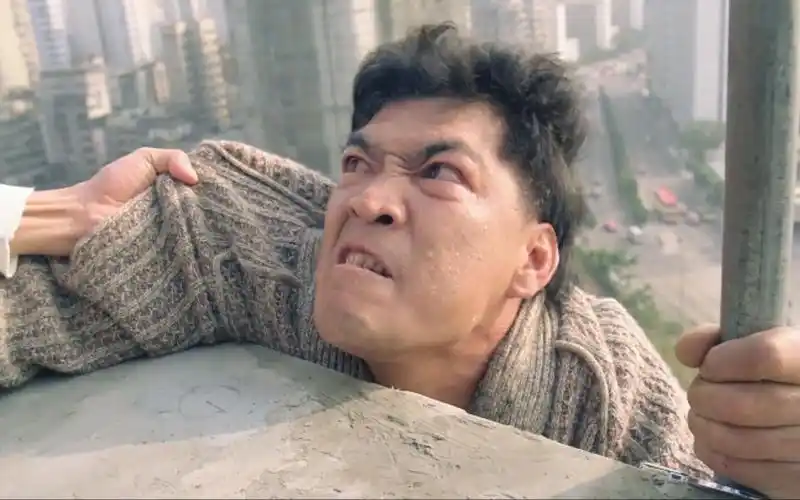 爆笑我不是故意的大傻哥路遇高空坠物找人理论还差点被推下楼