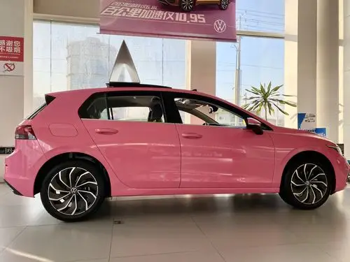 老公送的圣诞节礼物,一台全新大众高尔夫,粉色车漆满足少女心_搜狐