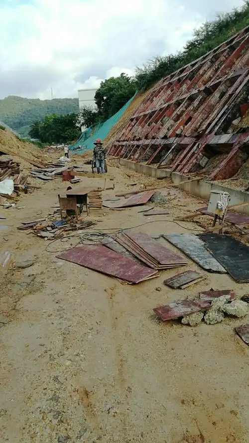 沙荷立交i匝道高边坡格构梁模板安装