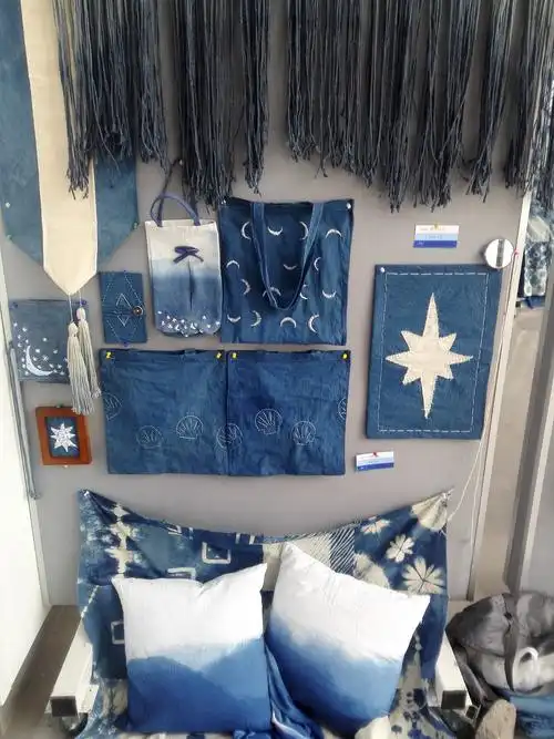 展示的手工扎染实物作品来自河南工程学院国际教育学院视觉传达设计