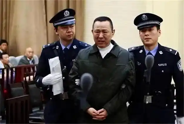 2015年身家400亿的刘汉被判死刑后在押赴刑场时神情恍惚