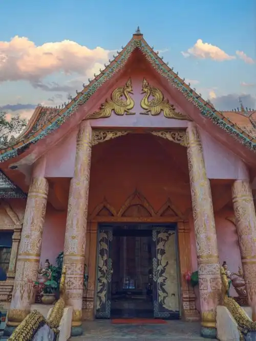 这座寺庙竟然是粉色的,还碰巧遇到傣族赶塔