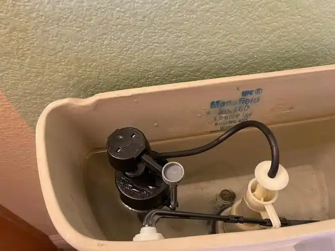 关了进水阀门后马桶水位会慢慢降如何解决