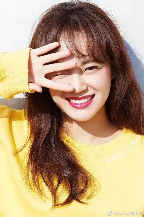 拥有治愈系笑容的韩国美女明星金世正心善则美拥有明朗多彩的魅力