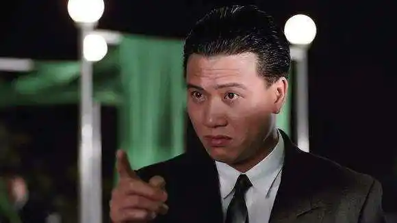 他出生就被父母送人,成名后提携周星驰,曾与周润发,刘德华齐名如今