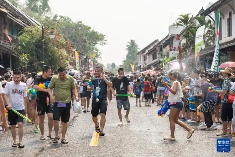 老挝琅勃拉邦庆祝泼水节图