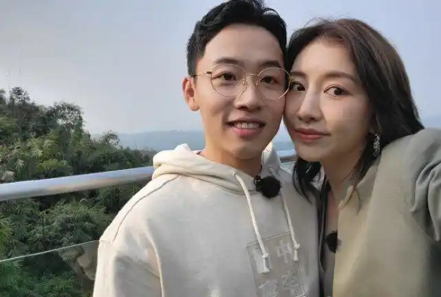 邹凯边工作边陪月子期老婆视频聊天,好暖心|邹凯|周杰|周捷_新浪新闻