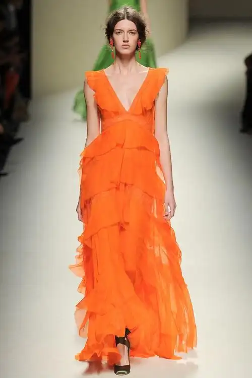 2014 春夏高级成衣 本季春夏系列中,纯白上衣配以意大利大花刺绣