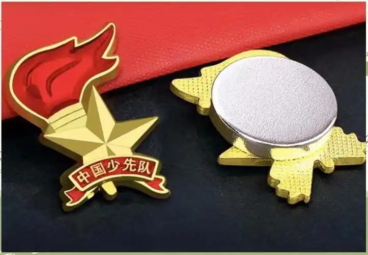 02佩戴队徽的要求与意义△ 队徽的设计与安全性如何正确使用少先队