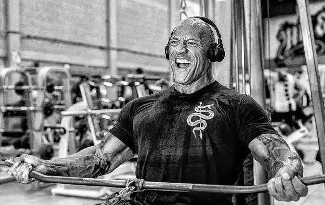 巨石强森年收入超6亿,结婚10年离婚,二婚交往12年生2女才办婚礼