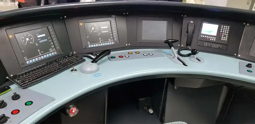 在实训课中,体验380b,380a型车司机室