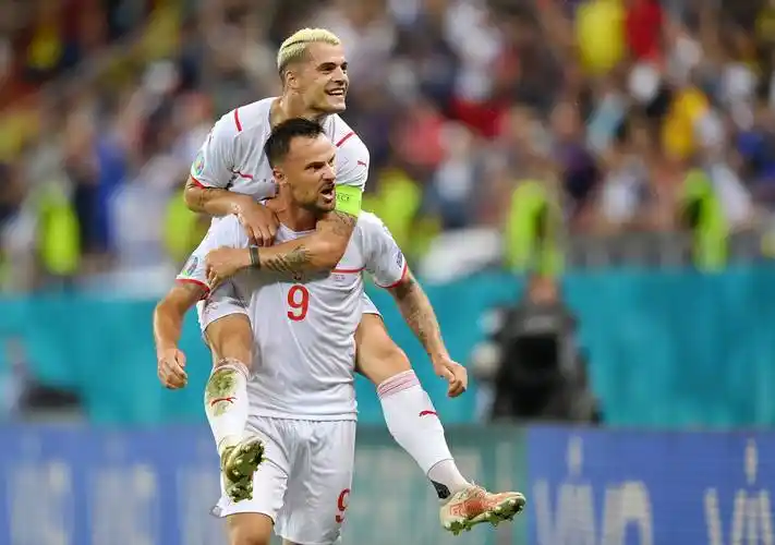 扎卡吃到本届欧洲杯第二黄,若瑞士晋级他将无法出战八强战