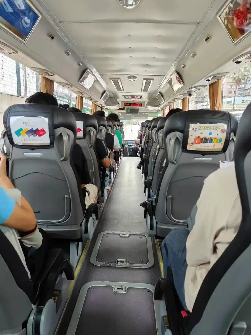 坐上宇通客车,开始伸手😁✋🏻
