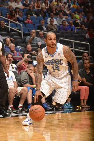 图文:[nba季前赛]骑士胜魔术 尼尔森进攻