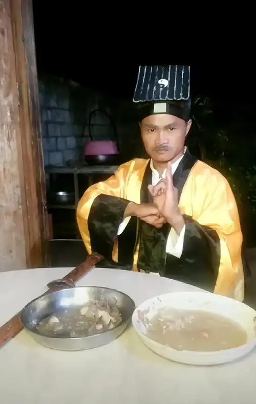 广西"林正英"穿"道袍"带着木剑吃饭,吃两口还要挥舞几下木剑|道士