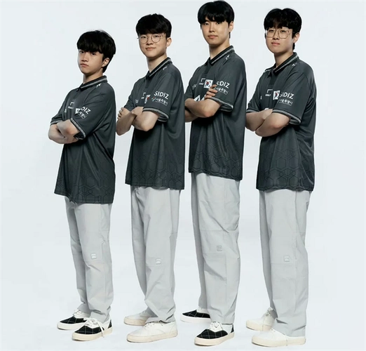 lck选手也是黑色锅盖头,不过队服设计比较复杂.