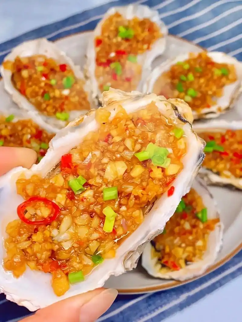 烤蒜蓉生蚝时,别直接上锅蒸!牢记2个诀窍,生蚝个个鲜美多汁