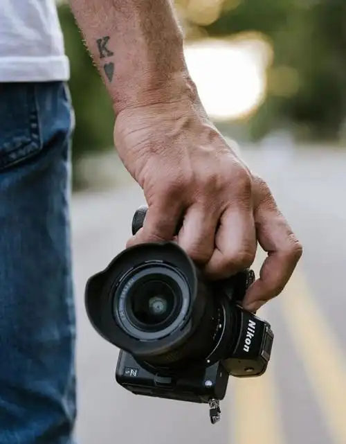 手里拿着照相机描述已自动生成