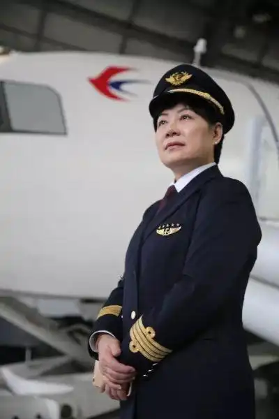 王齐英成为东航首位女性五星机长
