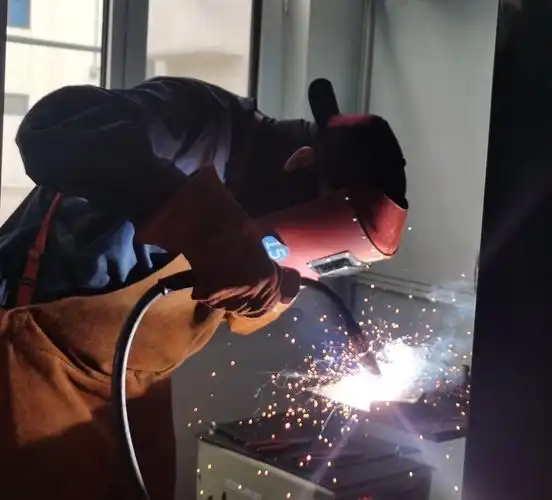 天津市金桥焊材集团股份有限公司新员工在企业培训中心焊接实训区内