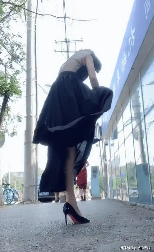 美女鞋子都掉了没男朋友帮忙穿吗