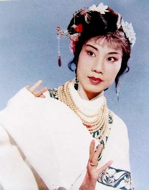 坎坷的袁雪芬:坐过7年牢,离婚后单身,一生与越剧为伴