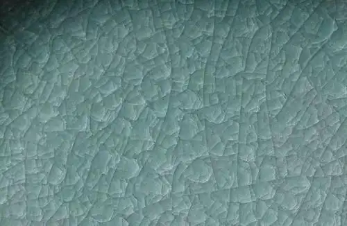 在哥窑的各种釉裂纹片中,"冰裂纹"排名首位,素有"哥窑品格,纹取冰裂为