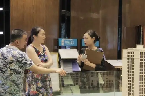 月入过万豪车接送围观90后美女售楼员的真实生活附高清图