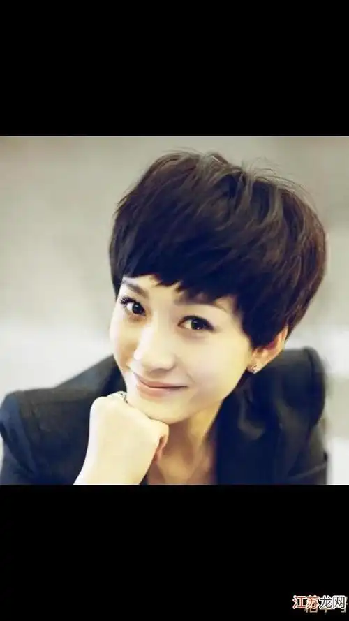 50岁女人留什么发型好看时尚,50岁女人留什么发型