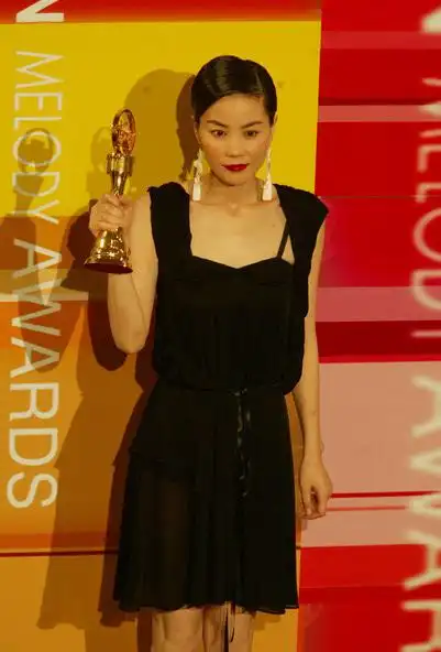 图文第十五届台湾金曲奖王菲手捧奖杯2