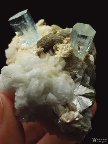 巴基斯坦海蓝宝共生云母钠长石稀有矿晶矿标摆件宝石原石