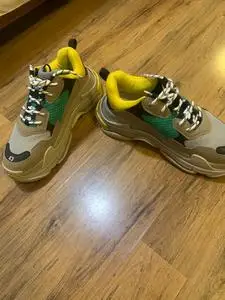 巴黎世家 权志龙同款 老爹鞋 买时候试过一次.我穿太大了