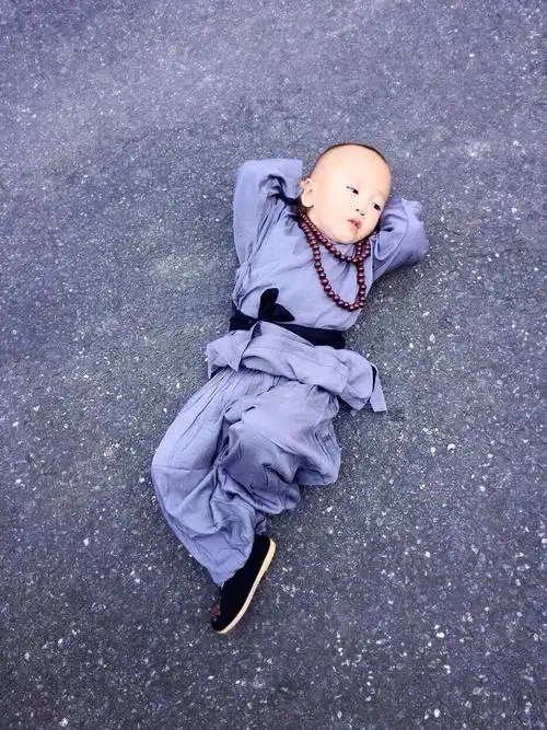 萌翻啦!大余超萌"小和尚"瞬间走红网络