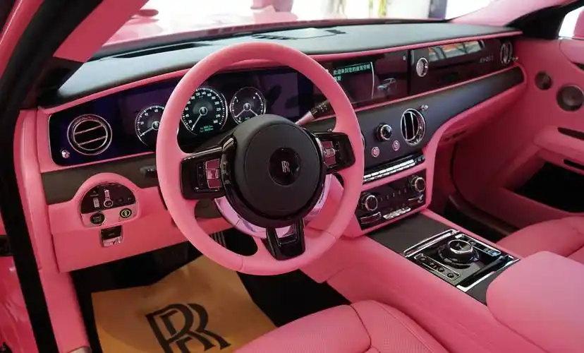 对于劳斯莱斯这种级别的车来说,内饰已经不是豪华能形容,属于奢侈品