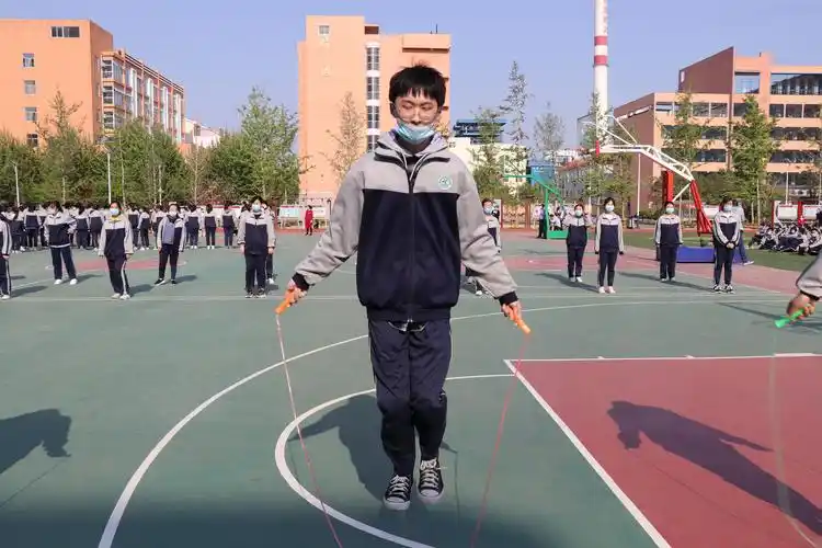 临沂第七中学546名高三学生参加趣味跳绳比赛