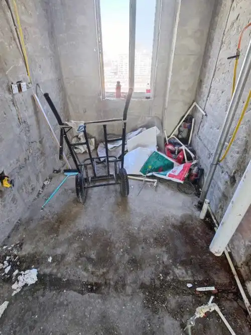 开始铲大白,刷墙固;(铲大白还是得盯着点的,工人很容易遗漏,还好工长