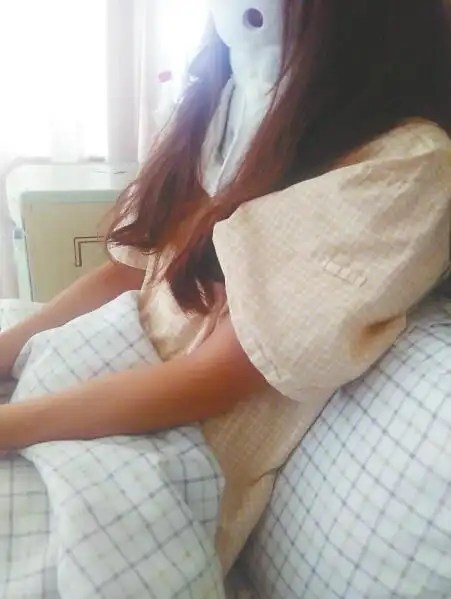 住院的张欣仍带着护颈罩