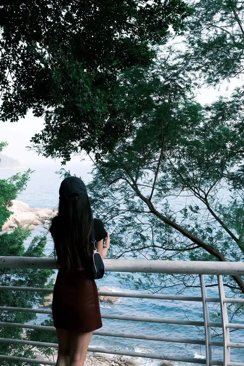 背影 #旅行 #库存 #分享照片 每一个海边都想记录下来 - 抖音